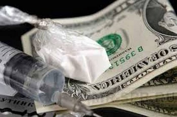 Сотрудники МВД и погранслужбы приторговывали наркотой. На чем и погорели