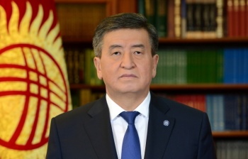 Сооронбай Жээнбеков вручил военным ключи от новых квартир