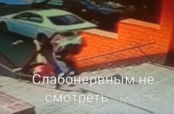 В Казахстане женщина упала с 11 этажа на мужчину (видео, 18+)