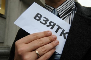 Налоговика, пойманного с взяткой, отпустили под домашний арест