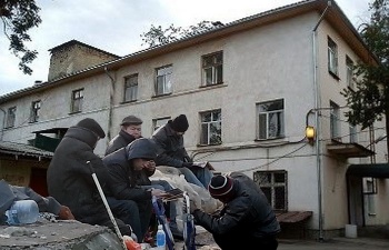 За 2-м роддомом живут бомжи, наркоманы и алкаши!