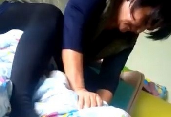 Воспитатель детсада душила девочку одеялом, чтобы та поскорее уснула...
