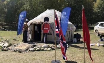 Палатка британского военного атташе находилась в "опасной" зоне