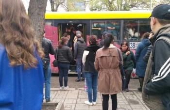 Беременная женщина потеряла сознание, ожидая общественный транспорт