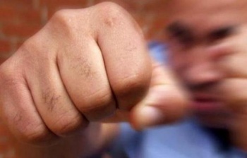 Парень забил насмерть пьяного мужчину, пытавшегося изнасиловать его мать