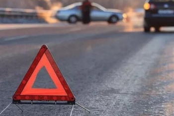 В Бишкеке под колеса автомобиля попала 22-летняя девушка