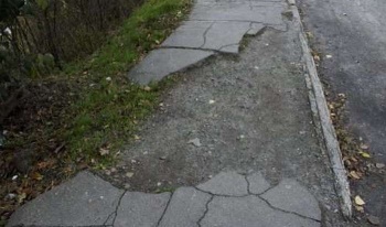 Дорогу сделали, тротуаров нет. Как передвигаться пешеходам?