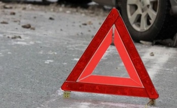 Водитель с 18-летней пассажиркой разбились по дороге в Бишкек
