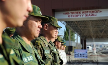 Казахские пограничники стали тщательнее проверять транспорт из Кыргызстана
