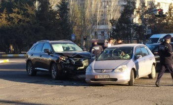 Чудо, что никто не погиб... В Бишкеке Lexus влетел в Honda
