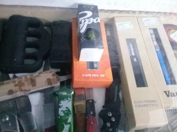 Нарындын базарында бычак жана урганга ылайыкталган куралдар ачык эле сатылу