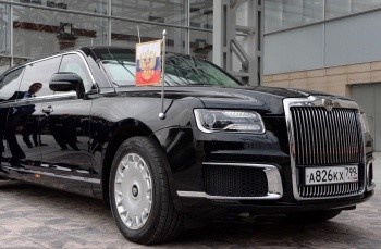 Путин кызматтык "Аурус" лимузинин Бишкекке ала келди