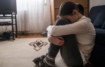 От 14-летней девочки, родившей от отца, отказались родственники
