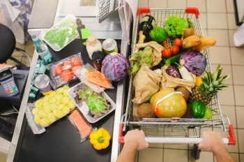 Самые дешевые продукты из столиц ЕАЭС в Бишкеке, но зарплаты не хватает