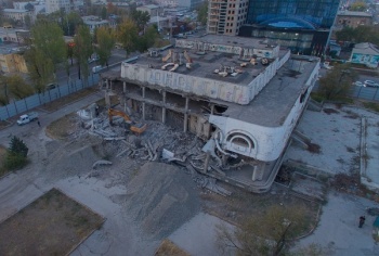 Разрушенный ресторан "Нарын". Обещанного сквера не будет?