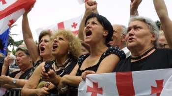 В Тбилиси проходит многотысячный антиправительственный митинг