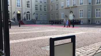Гимн Кыргызстана в Гааге. Посол КР вручил верительные грамоты королю Нидерл