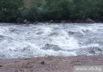 Тело жены Молдакуна Абдылдаева найдено в 2 км вниз по реке Кокомерен