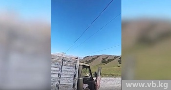 В Нарынской области высоковольтные провода проходят прямо надо дорогой