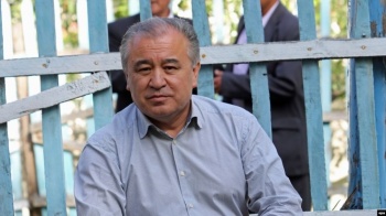 Жогорку сот Өмүрбек Текебаевдин ишин 21-августта карай турган болду