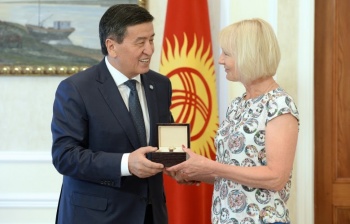 Сооронбай Жээнбеков олимпиада чемпиону Татьяна Колпакова менен жолугушту