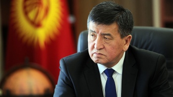 С.Жээнбеков Коопсуздук кеңештин жыйынын өткөрүп жатат