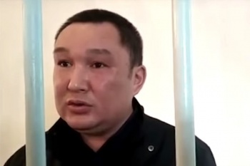 Прокурорду өлтүрүүгө айыпталуучуну сотко "сүйрөп" келишти (видео)