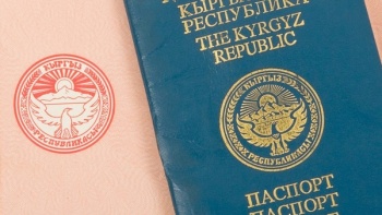 Кыргызстанка вернулась в Бишкек из Анталии под чужим паспортом
