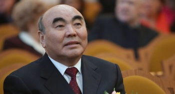 Феликс Кулов Аскар Акаевге кечирим берүүнү дагы бир жолу сунуштады