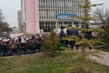 Члены СДПК требуют впустить их в здание "Медиа-Форума"
