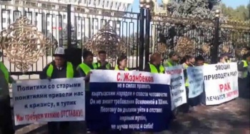 Арстан Алайдын тарапташтары Жээнбековдун отставкасын талап кылышты