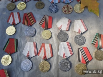 Кыргызстанда согуш ардагерлеринин сыйлыктары менен соода кылышууда