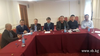 Икрамидин Айткулов передал Общественной комиссии по Кой-Ташу ряд документов