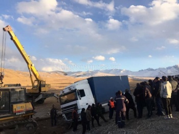 Премьер-министр Абылгазиев остановился, чтобы помочь пострадавшим в ДТП