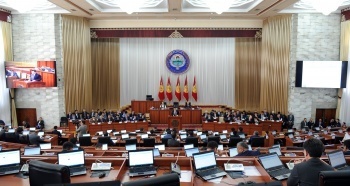 Юрист: Жарандык сектордун активдүүлүгү саясатчыларды алсыздандырып салды