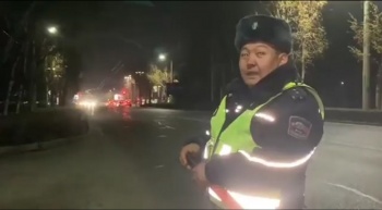 Инспектор стоять! Сотрудник ГУОБДД пустился в бегство от блогера в Бишкеке