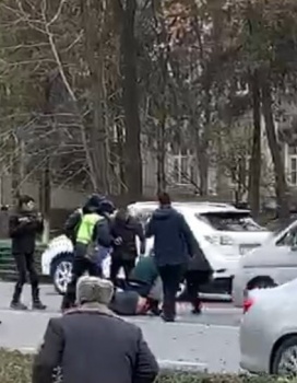 В Бишкеке водитель троллейбуса помогла задержать буйного пассажира с ножом