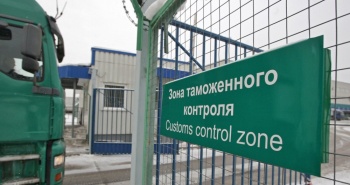 Таможенная служба прокомментировала статью о выводе млн долларов из КР