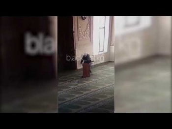Девушка в хиджабе в мечети украла все деньги из ящиков для пожертвований