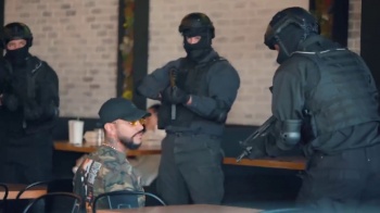 Рэпера Тимати "спецназ" США заставил лечь на землю (видео)