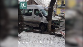 Авария с пассажирским микроавтобусом в Бишкеке. Пострадали два человека