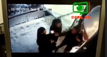 В Бишкеке рядом с ночным клубом милиционер выстрелил в мужчину (видео)
