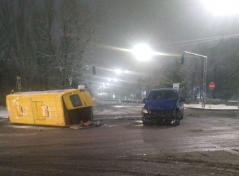 В Бишкеке, столкнувшись с минивэном, опрокинулась маршрутка