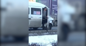 Уволен водитель маршрутки, справлявший нужду на правительственной трассе