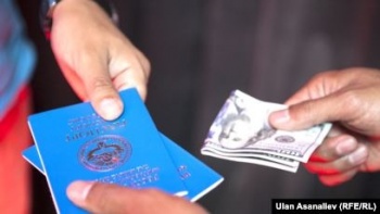 Кыргызстанцам в РФ напомнили об ответственности за поддельные паспорта