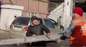 В Бишкеке демонтировали незаконные рекламные конструкции (видео)