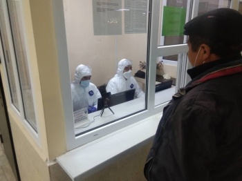 Коронавирус. Пограничники КР после e-gate проверяют и загранпаспорт