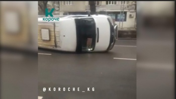 В Бишкеке маршрутка с пассажирами опрокинулась после удара с легковушкой