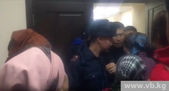 Женщины пытались прорваться на закрытое заседание, где судят Атамбаева