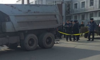 В Оше КамАЗ насмерть сбил первоклассника